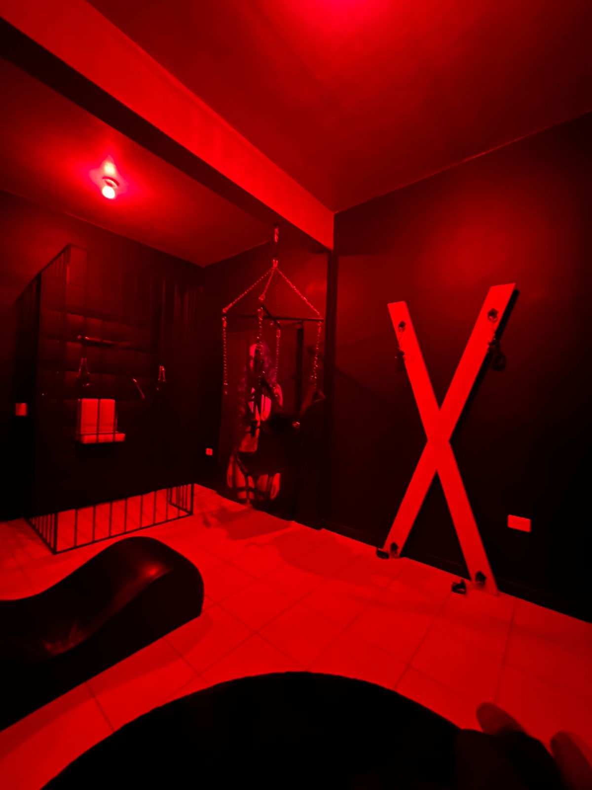 Área interior con iluminación roja en Casa Erótica Tijuana